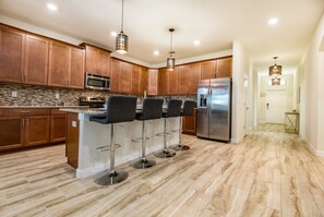 House, 6 Bedrooms | Private kitchen