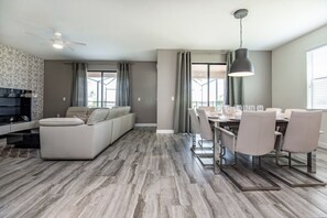 House, 6 Bedrooms | Living area