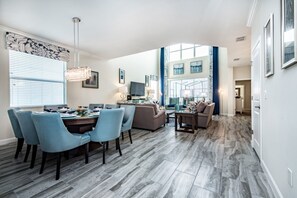 House, 5 Bedrooms | In-room dining