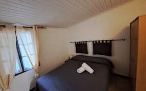 1 bedroom, bed sheets