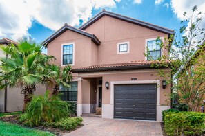 House, 5 Bedrooms | Front of property
