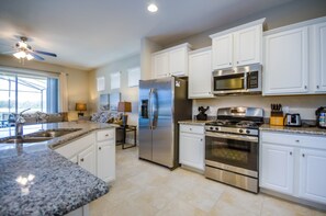 House, 5 Bedrooms | Private kitchen