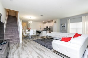 House, 5 Bedrooms | Living area