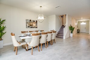 House, Multiple Beds | In-room dining