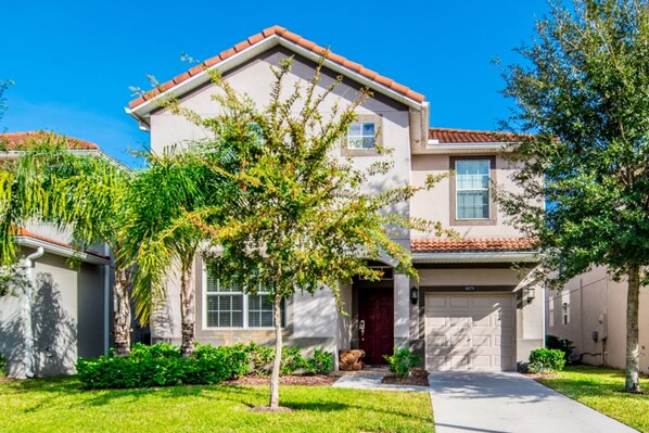 House, 6 Bedrooms | Front of property