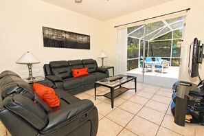 House, 5 Bedrooms | Living area