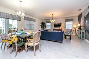 House, 6 Bedrooms | In-room dining