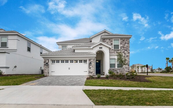 House, 6 Bedrooms | Front of property