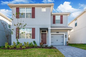 House, 6 Bedrooms | Front of property