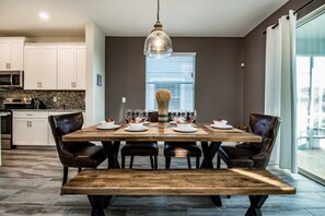 House, 6 Bedrooms | In-room dining