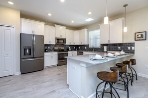 House, 6 Bedrooms | Private kitchen