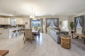 House, 6 Bedrooms | Living area