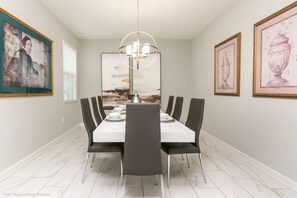 House, 6 Bedrooms | In-room dining