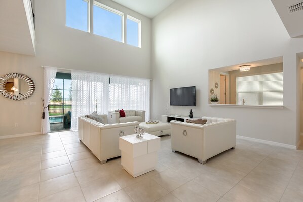 House, 6 Bedrooms | Living area