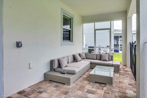 House, 6 Bedrooms | Living area | LCD TV