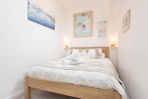 3 bedrooms, iron/ironing board, bed sheets