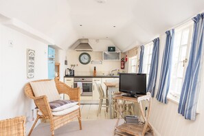 Interior - Harbour Loft, Port Isaac, harbour & beach views (Port Isaac)
