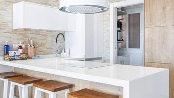 Een koelkast, een magnetron, een vaatwasser