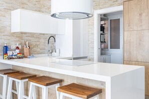 Réfrigérateur, micro-ondes, plaque de cuisson, lave-vaisselle