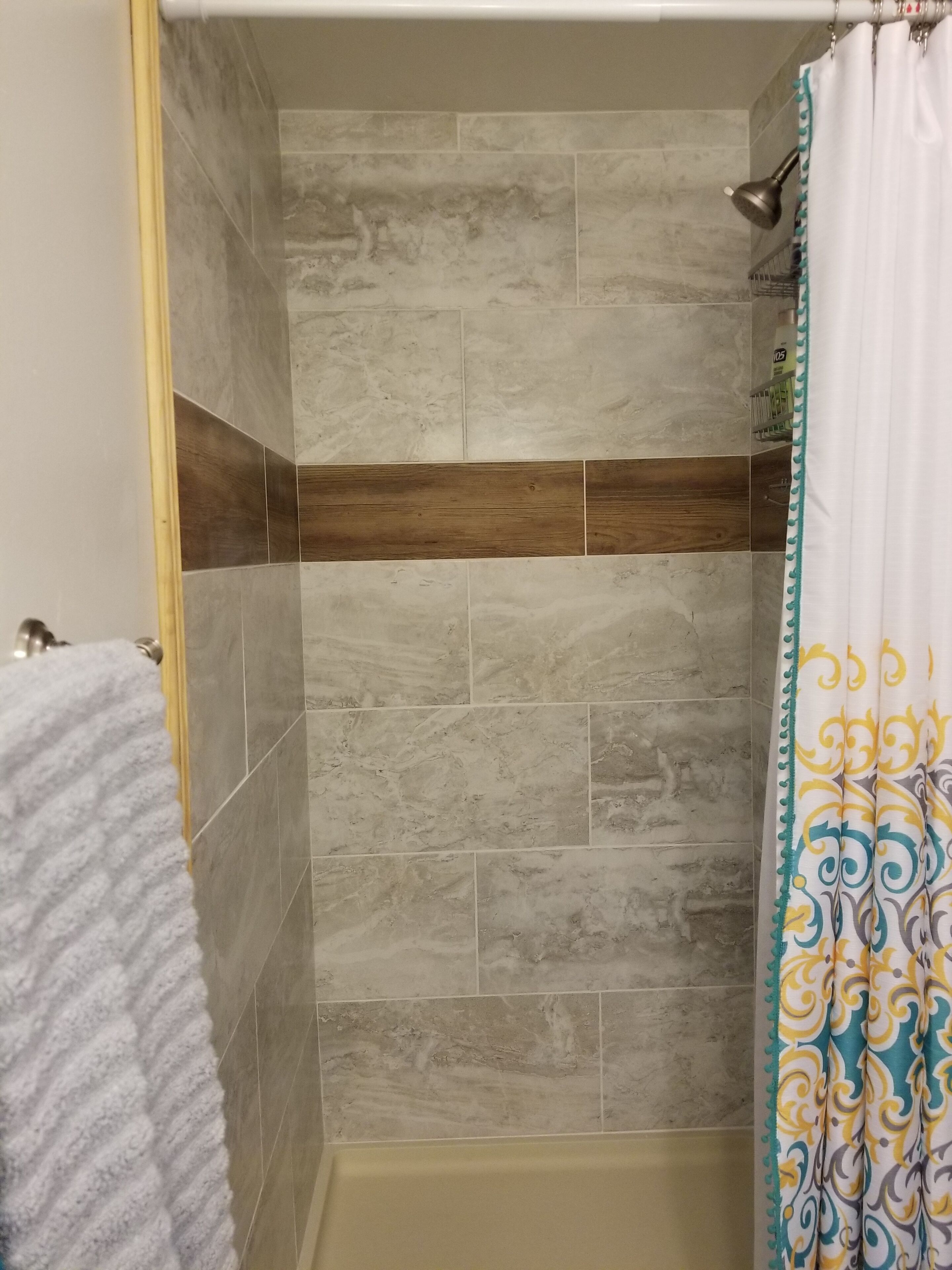 Secador de cabelo, toalhas de banho, sabonete, shampoo