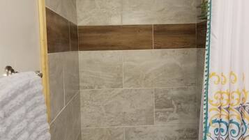 Secador de cabelo, toalhas de banho, sabonete, shampoo