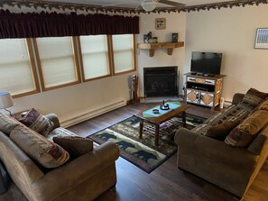 Smart TV, chimenea, reproductor de DVD y futbolito 