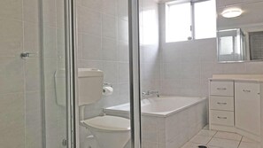 Bathtub - Classic View 1, 1 49 Victoria Parade - panoramic water views, aircon and Wifi (Nelson Bay)