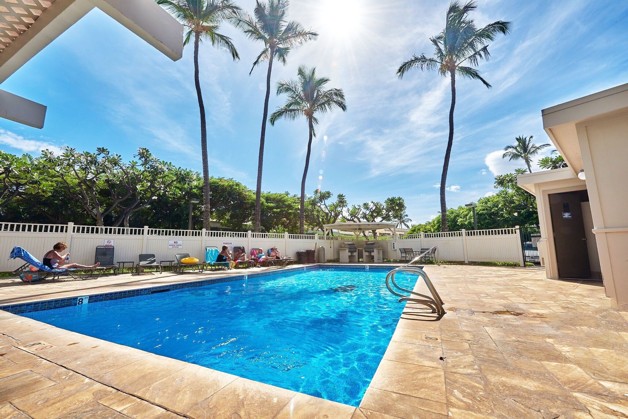 Una piscina al aire libre, una piscina climatizada