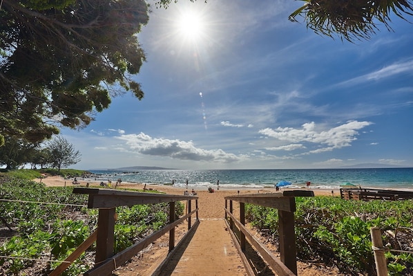 Beach nearby, sun-loungers, beach towels