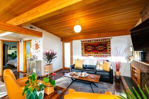 Smart TV, fireplace, books, printers - Hilltop Hideaway, cozy forest retreat, Portland (Portland)