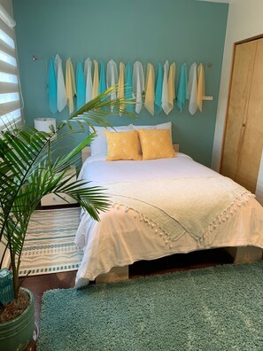 2 bedrooms, memory foam beds, desk, iron/ironing board - Hilltop Hideaway, cozy forest retreat, Portland (Portland)