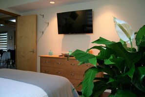 2 bedrooms, memory foam beds, desk, iron/ironing board - Hilltop Hideaway, cozy forest retreat, Portland (Portland)