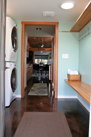 Interior - Hilltop Hideaway, cozy forest retreat, Portland (Portland)