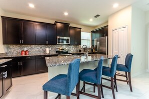 House, 5 Bedrooms | Private kitchen