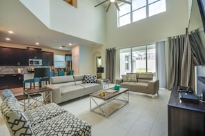 House, 5 Bedrooms | Living area