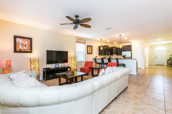 하우스, 침대(여러 개) | 거실 공간 | LED TV, 비디오 게임기