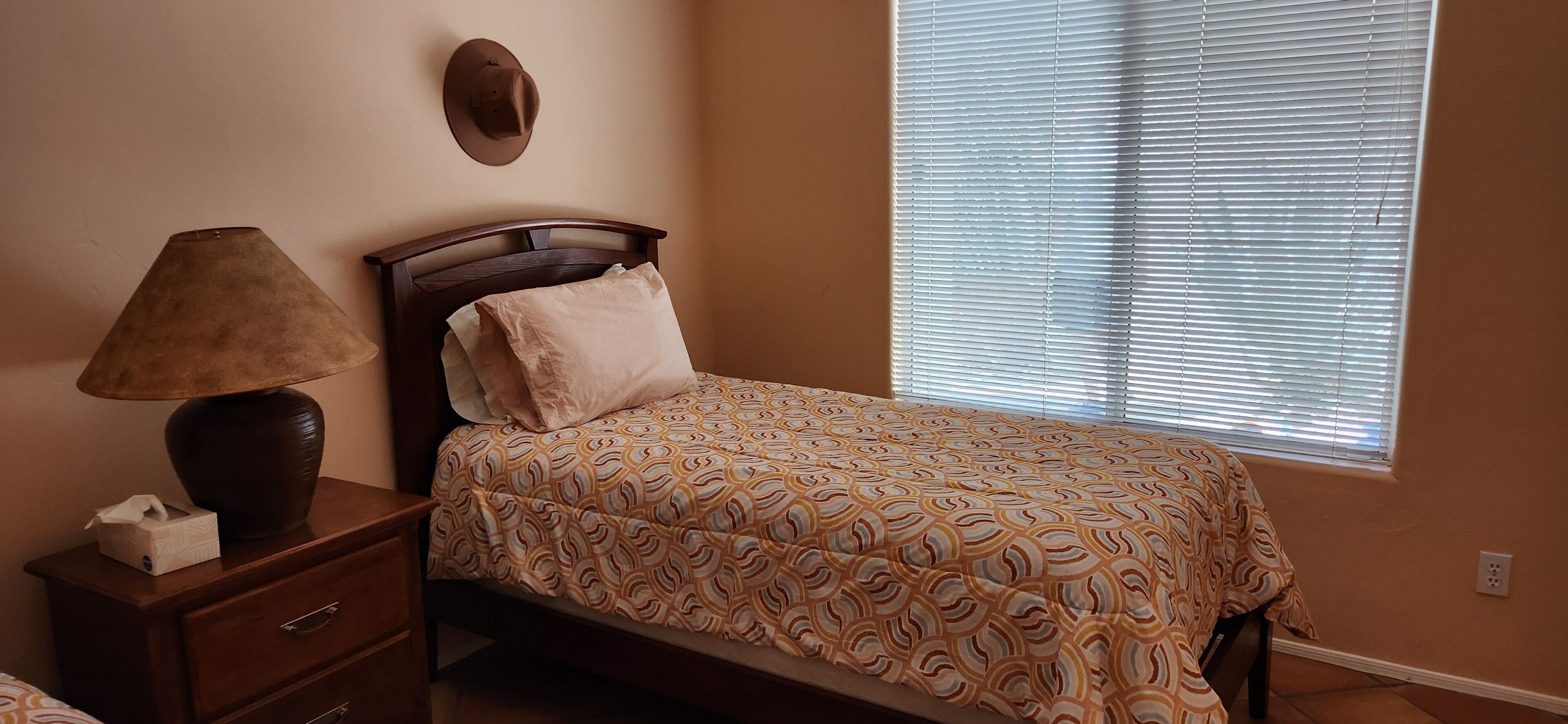 2nd bedroom with 2 twin beds.