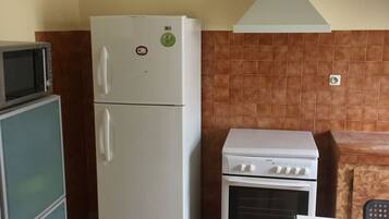 Micro-ondes, cafetiĂšre/bouilloire, grille-pain