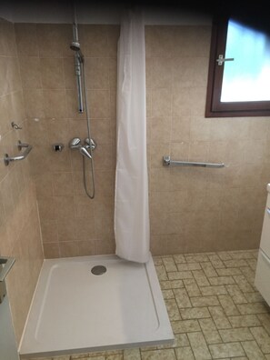 Een douche, handdoeken, toiletpapier