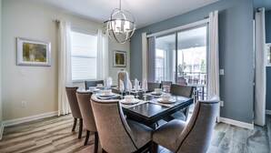 Ferienhaus, 6 Schlafzimmer | Essbereich im Zimmer