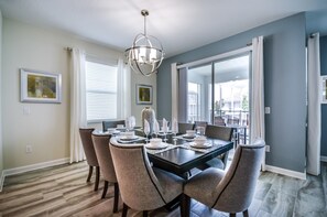 Ferienhaus, 6 Schlafzimmer | Essbereich im Zimmer