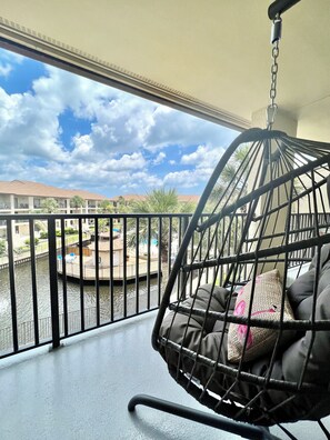 Property grounds - Spacious and updated 3br/2ba condo in St. Augustine Beach (St Augustine Beach)