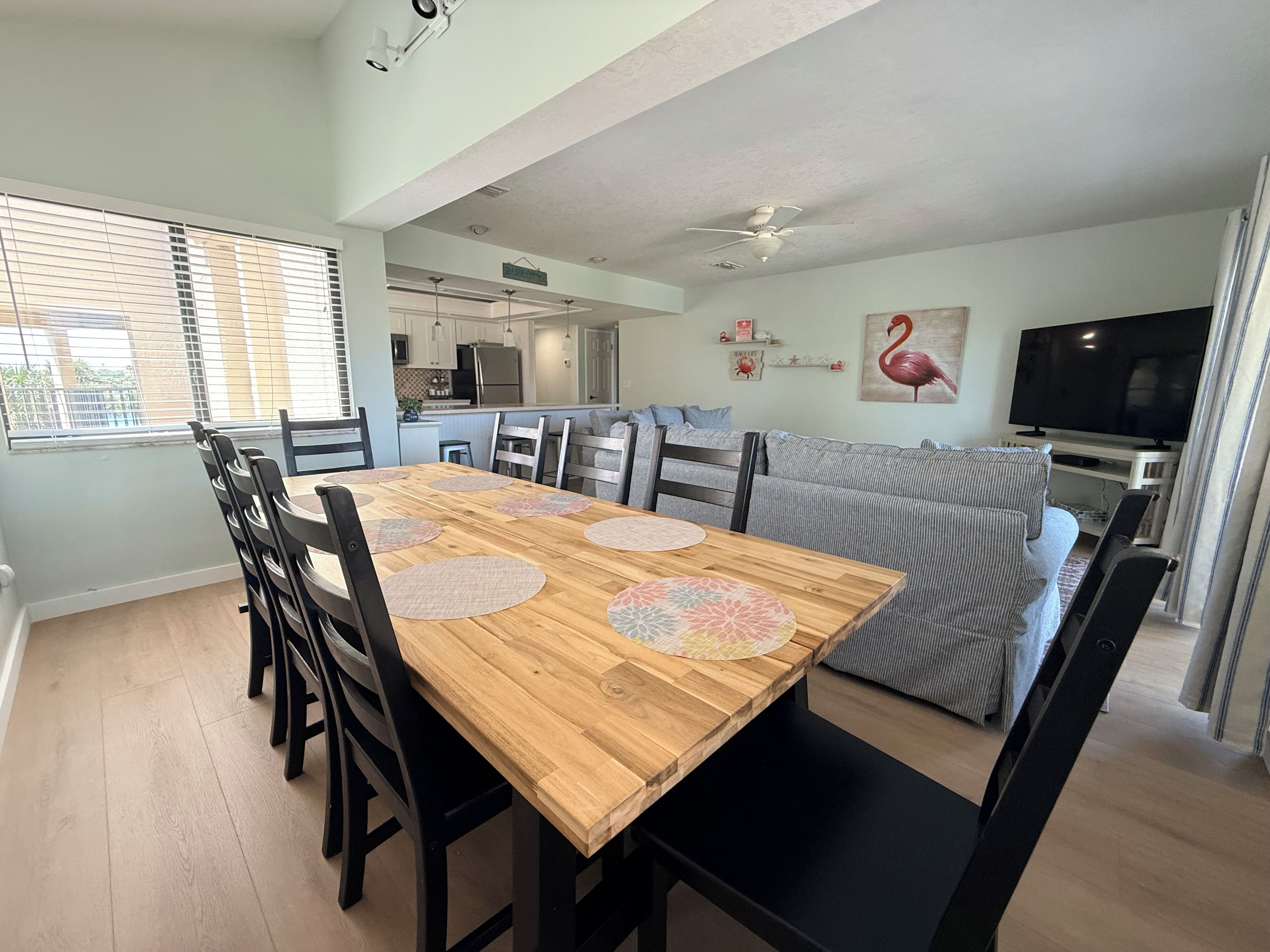 Una cocina moderna con comedor, un sofá y un televisor.