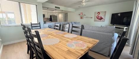 Una cocina moderna con comedor, un sofá y un televisor.