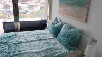 2 bedrooms, travel cot, free WiFi, bed sheets