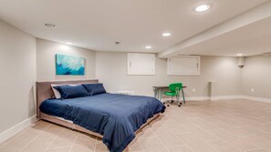 3 bedrooms, iron/ironing board, WiFi, bed sheets - Beautiful Well Located  3BR Condo For 3 International Students and/or Interns. (Washington)