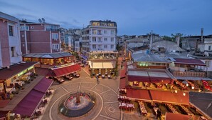 Un hôtel doté d’une cour intérieure, de plusieurs espaces de restauration et de différents bâtiments qui l’entourent.