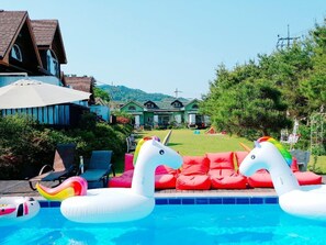 Una piscina al aire libre de temporada