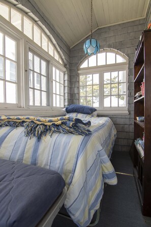 7 bedrooms, iron/ironing board, WiFi - Quintessential Spray Beach Cottage! (Beach Haven)