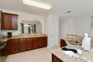 Pientalo, 6 makuuhuonetta | Yksityinen keittiö | Mikroaaltouuni, uuni, astianpesukone, kahvin-/teenkeitin